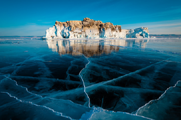 Tướng quân dùng áo choàng dài của mình để che chắn lại, vốn là không muốn để người khác thấy cảnh vợ sinh nở, nhưng ông ấy đã bị lạnh cóng và bị đông cứng như một bức tường, vợ tướng quân và đứa con sắp chào đời cũng vậy, cùng nhau chết cóng trên mặt hồ.