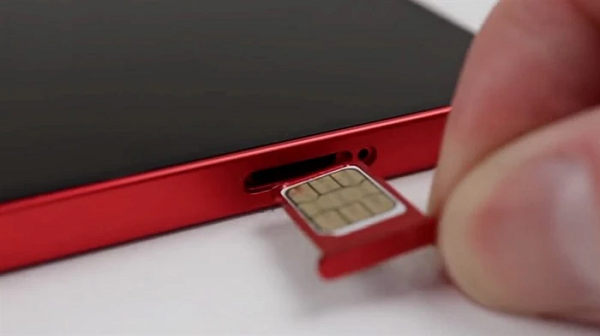 Chế độ hai SIM cho phép người dùng có 2 lựa chọn dịch vụ mạng trên 1 chiếc iPhone, rất hữu ích khi mua các gói chỉ sử dụng dữ liệu khi đi du lịch nước ngoài hoặc để dùng cho các hoạt động kinh doanh và cá nhân trên một chiếc iPhone duy nhất.