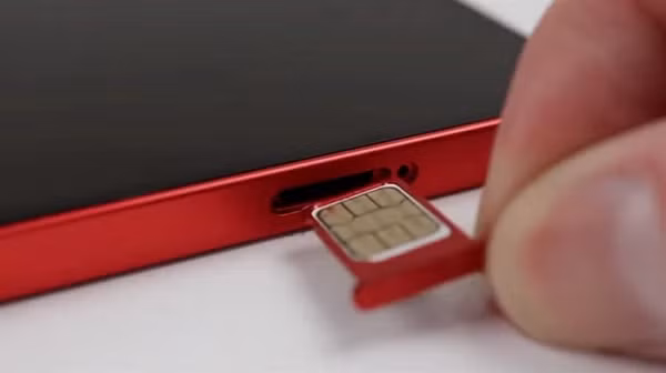 Chế độ hai SIM cho phép người dùng có 2 lựa chọn dịch vụ mạng trên 1 chiếc iPhone, rất hữu ích khi mua các gói chỉ sử dụng dữ liệu khi đi du lịch nước ngoài hoặc để dùng cho các hoạt động kinh doanh và cá nhân trên một chiếc iPhone duy nhất.