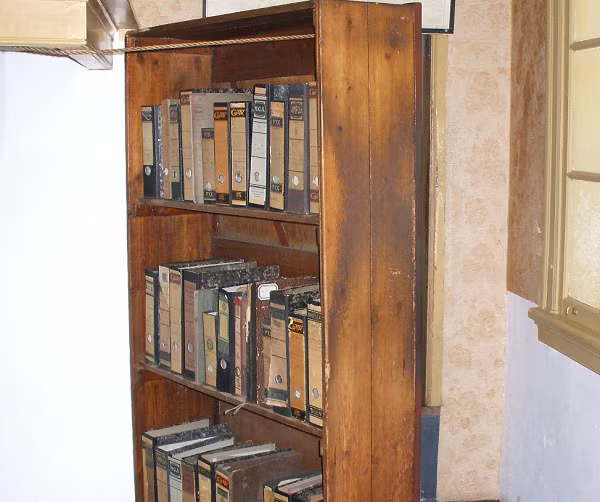 Cô bé không chịu đi tắm hay cắt tóc. Bởi vì trong các trại tập trung của phát-xít, những người mới đến đều bị lột quần áo, cạo đầu, rồi tắm rửa để khử trùng. Một số người đi tắm rồi không bao giờ trở lại, vì vòi hoa sen không phải là nước, mà là khí độc chết người. Vì những điều này, cha mẹ của Barbro không thể chịu nổi.