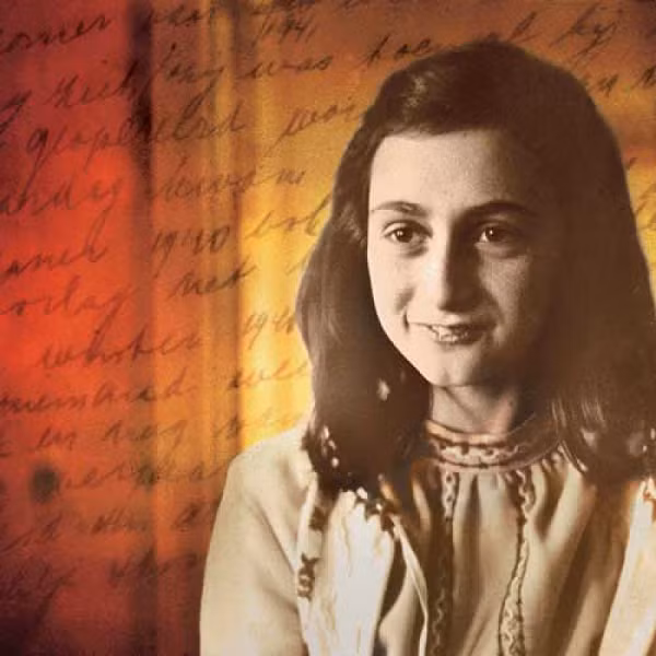 Khi họ bước vào một căn phòng nhỏ hơn, đôi mắt của Barbro lóe lên sáng rực, và cô bé hét lên: “Nhìn kìa, những bức ảnh của những minh tinh điện ảnh vẫn còn đó!". Hóa ra đây chính là phòng ngủ trước đây của Anne. Cô bé thích cắt và ghép các bức ảnh của các minh tinh điện ảnh từ các tờ báo và tạp chí, sau đó dán chúng lên tường. Đó là trò giải trí hiếm hoi của cô bé trong cuộc sống ẩn dật trong hai năm đó.