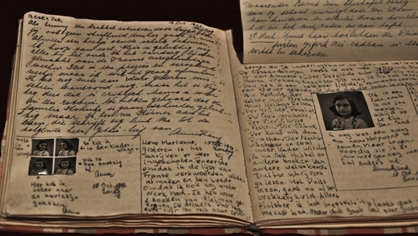 Lớn hơn một chút, cô bé Barbro thường xuyên gặp ác mộng, mơ thấy những người đàn ông leo lên cầu thang, rồi đá vào cửa phòng nơi ẩn náu trên gác mái của cô. Khi cô bé đi ra ngoài và nhìn thấy một người đàn ông mặc đồng phục, cô bé sợ hãi trốn sau lưng mẹ mình, ánh mắt đầy sợ hãi.