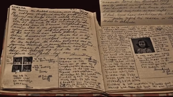 Lớn hơn một chút, cô bé Barbro thường xuyên gặp ác mộng, mơ thấy những người đàn ông leo lên cầu thang, rồi đá vào cửa phòng nơi ẩn náu trên gác mái của cô. Khi cô bé đi ra ngoài và nhìn thấy một người đàn ông mặc đồng phục, cô bé sợ hãi trốn sau lưng mẹ mình, ánh mắt đầy sợ hãi.