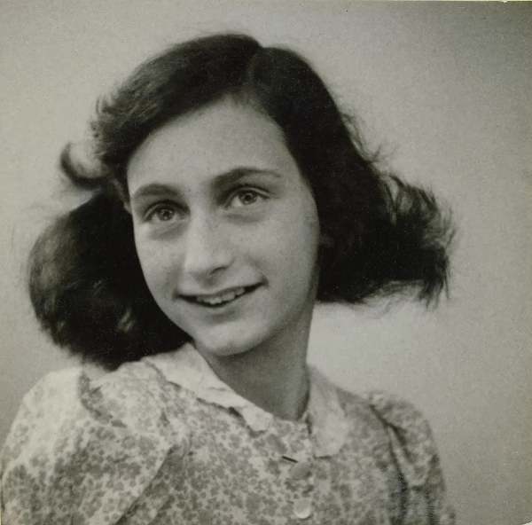Câu chuyện luân hồi khó lý giả kể về Anne Frank sinh năm 1929 tại Frankfurt, Đức. Cô gái này sinh trưởng trong một gia đình gốc Do Thái. Năm 1934, khi Adolf Hitler và Đảng Quốc xã nắm quyền kiểm soát nước Đức, bắt đầu chính sách kỳ thị người Do Thái, gia đình cô chuyển đến sống ở Amsterdam, Hà Lan để tránh bị đàn áp.