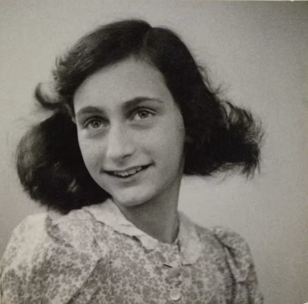 Câu chuyện luân hồi khó lý giả kể về Anne Frank sinh năm 1929 tại Frankfurt, Đức. Cô gái này sinh trưởng trong một gia đình gốc Do Thái. Năm 1934, khi Adolf Hitler và Đảng Quốc xã nắm quyền kiểm soát nước Đức, bắt đầu chính sách kỳ thị người Do Thái, gia đình cô chuyển đến sống ở Amsterdam, Hà Lan để tránh bị đàn áp.
