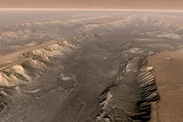 Nhà vật lý Igor Mitrofanov thuộc Viện Nghiên cứu không gian, thuộc Viện Hàn lâm khoa học Nga, một trong các tác giả chính của nghiên cứu cho biết, nước từng được biết đến dưới dạng băng ở các cực Sao Hỏa.