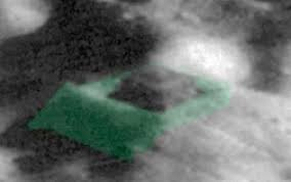 Đây rõ ràng là một công trình nhân tạo và thật kỳ lạ khi nó nằm đó. Là một người trong cộng đồng phòng thủ không gian, tôi có thể nói rằng nó không phải là của chúng ta, không có cách nào chúng ta có thể xây dựng được một thứ như vậy. Điều này có nghĩa là còn ai đó khác nữa trên Mặt Trăng...