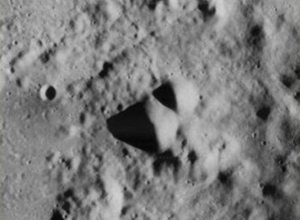 Tiến sĩ John Brandenburg, một nhà khoa học có bằng tiến sĩ ngành Vật lý Plasma, từng tham gia sâu vào sứ mệnh Clementine của NASA lên Mặt Trăng nói rằng nói rằng nhiệm vụ không chỉ là tìm ra nước.