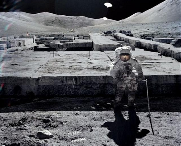 Năm 1979, cựu giám đốc truyền thông NASA của Mỹ, ông Morris. Chatwin, thậm chí còn nói rằng các phi hành gia lên Mặt Trăng và vũ trụ đã “thường xuyên” gặp gỡ các UFO.