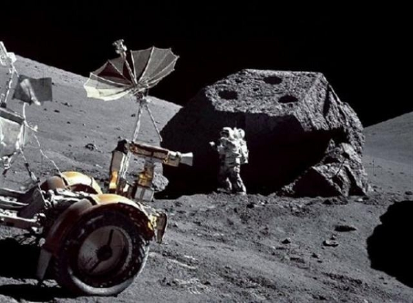 Còn rất nhiều bí ẩn xuất hiện trên Mặt Trăng nhưng đến nay vẫn chưa có câu trả lời thích đáng. Những tàn tích như các thành phố cũng là bí ẩn thu hút sự quan tâm lớn của công chúng.