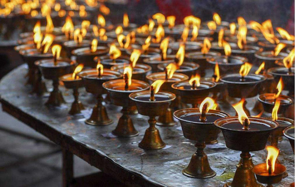 Một sử gia Hy Lạp từng ghi chép về ngọn đèn không bao giờ tắt tại một đền thờ thần Mặt trời Ai Cập. Ngọn đèn này vẫn sáng rực hàng thế kỷ mặc cho mưa to, gió lớn. St Augustine, nhà triết học và thần học La Mã, mô tả một đền thờ Ai Cập linh thiêng thờ Thần Vệ Nữ nơi có một ngọn đèn mà dù gió hay nước cũng không dập tắt được.