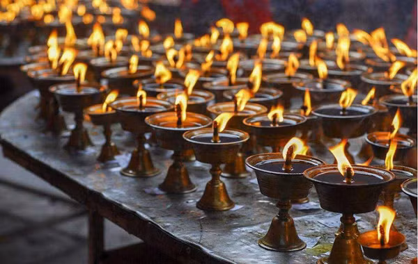 Một sử gia Hy Lạp từng ghi chép về ngọn đèn không bao giờ tắt tại một đền thờ thần Mặt trời Ai Cập. Ngọn đèn này vẫn sáng rực hàng thế kỷ mặc cho mưa to, gió lớn. St Augustine, nhà triết học và thần học La Mã, mô tả một đền thờ Ai Cập linh thiêng thờ Thần Vệ Nữ nơi có một ngọn đèn mà dù gió hay nước cũng không dập tắt được.