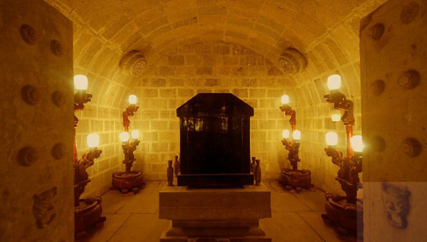 Chiếc chụp này dường như được thiết kế để chắn gió. Theo văn khắc được phát hiện vào thời điểm ấy, ngọn đèn đã được thắp từ năm 27, đồng nghĩa với việc, ngọn đèn đã bền bỉ "sống" suốt 500 năm! Nhưng thật đáng tiếc vì đám binh sĩ đã làm hỏng ngọn đèn, khiến hậu thế không thể lý giải nguyên lý hoạt động kỳ diệu của nó.