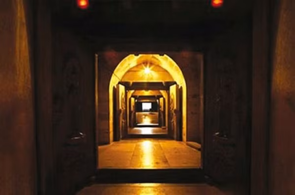 Điều nay khiến chúng ta lầm tưởng rằng ánh sáng từ những ngọn đèn đó đã được duy trì trong 1 khoảng thời gian tương đương với “tuổi đời” của những ngôi mộ cổ. Nhưng trên thực tế, thứ ánh sáng ấy chỉ mới được “hồi sinh” trở lại khi họ đột nhập vào mật thất chứa những ngôi mộ mà thôi!