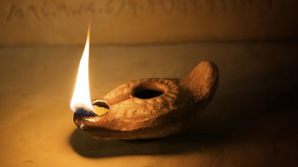 Đến các hồ sơ khảo cổ về những ngọn đèn không bao giờ tắt được phát hiện tại các quốc gia phát triển thời cận và hiện đại như Anh, Pháp, Ý, … Ở Anh, có những ghi chép về những người từng có cơ hội thâm nhập vào bên trong những ngôi mộ cổ. Người ta nói rằng những ngọn đèn bên trong chúng đã tự động hủy khi bẫy bí mật được kích hoạt.