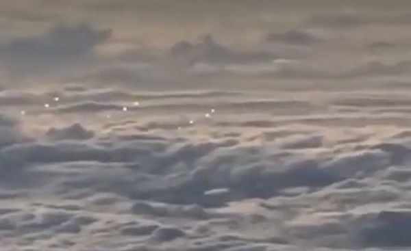 Nhiều cư dân mạng cho rằng đó là hình ảnh UFO. Và đây là một trong những bức ảnh chụp UFO rõ nhất trong nhiều năm.