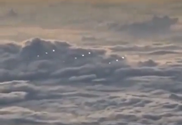 Phần cuối đoạn video, một hoặc hai chấm ở phía trên dường như mờ hơn. Trong video, phi công nói: "Tôi không biết đó là gì, thật kỳ lạ". Họ nghi ngờ đó là phi đội UFO, bay theo đội hình kỳ lạ.