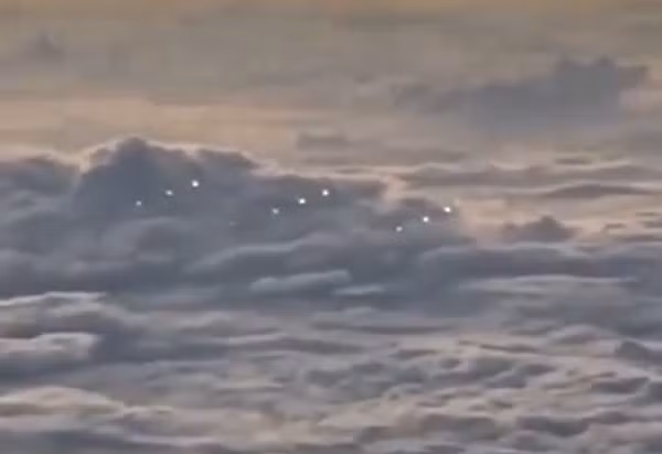 Phần cuối đoạn video, một hoặc hai chấm ở phía trên dường như mờ hơn. Trong video, phi công nói: "Tôi không biết đó là gì, thật kỳ lạ". Họ nghi ngờ đó là phi đội UFO, bay theo đội hình kỳ lạ.