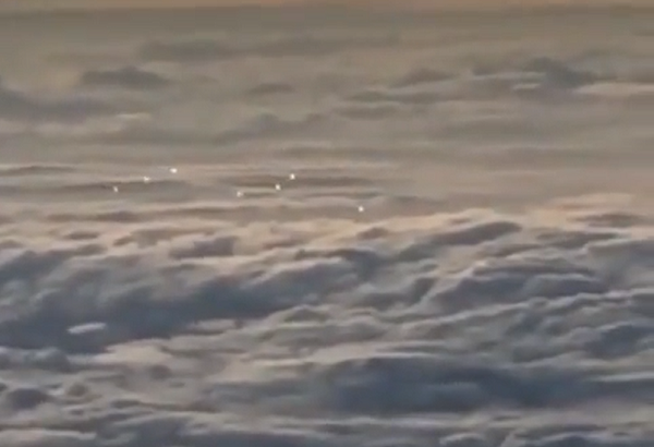 Trước đó, không quân Mỹ đã công bố một video về việc máy bay chiến đấu F-18 đuổi theo một UFO ở gần bờ biển San Diego, Thái Bình Dương vào một buổi chiều tháng 11/2004.