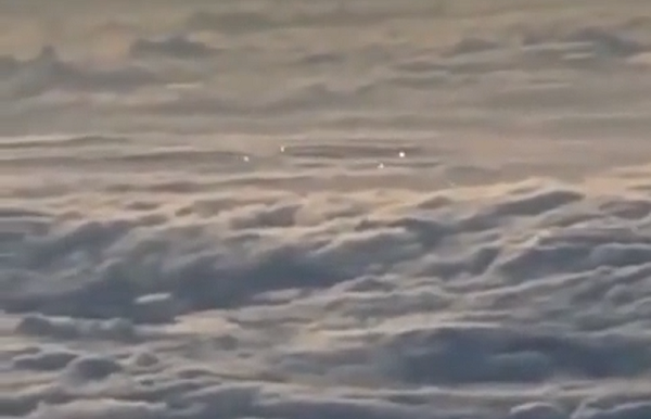 David Fravor và Jim Slaight là hai phi công lái hai chiếc F-18 đang tham gia một sứ mệnh huấn luyện vào thời điểm đó. Họ bất ngờ nhận được một cú điện đàm từ một sĩ quan chỉ huy trên tàu tuần dương USS Princeton.