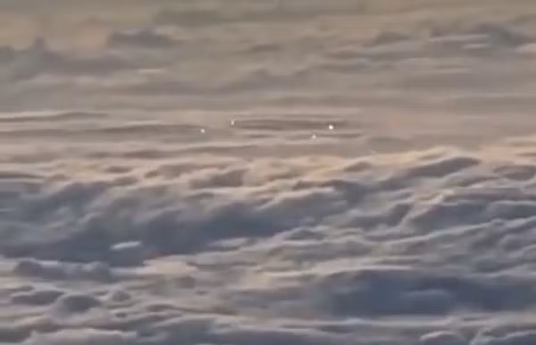 David Fravor và Jim Slaight là hai phi công lái hai chiếc F-18 đang tham gia một sứ mệnh huấn luyện vào thời điểm đó. Họ bất ngờ nhận được một cú điện đàm từ một sĩ quan chỉ huy trên tàu tuần dương USS Princeton.