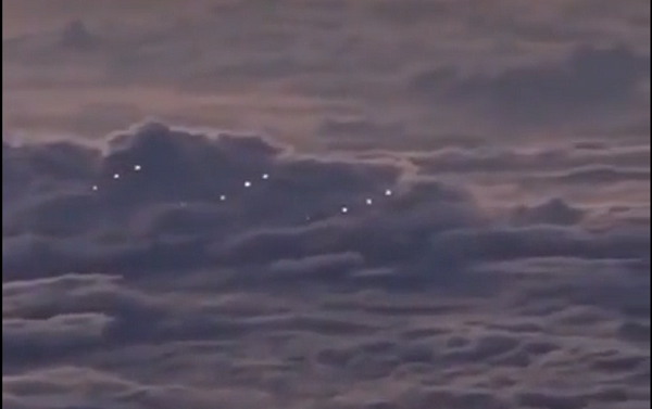 Trong clip, ở phía đường chân trời có sự xuất hiện của ba bộ chấm sáng đang di chuyển. Dường như có 9-12 ngọn đèn di chuyển với tốc độ khá đồng đều.