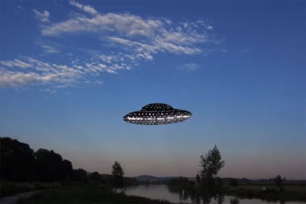 Những vụ việc liên quan đến UFO thường gây xôn xao nhưng ít khi có được lời giải cụ thể. Một trong những lần hiếm hoi tìm được câu trả lời là vụ việc vệt sáng chói loà giống UFO bí ẩn xuất hiện trên bầu trời bang Louisiana và Alabama, Mỹ vào tháng 11/2021.