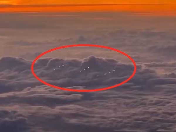 Trong đoạn clip, các phi công đã tỏ ra khá bất ngờ khi đụng độ một vật thể bay không xác định nghi UFO phía trên biển Thái Bình Dương, ở độ cao khoảng 11.887 mét.