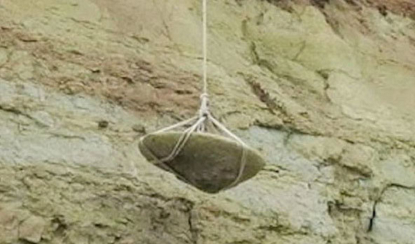 Họ cho biết: "Đây không phải là 1 tảng đá, nó được làm từ loại vật liệu mà chúng ta không thể ngờ tới. Đó chính là kim loại Vonfram, một vật liệu đang được nhiều quốc gia săn lùng."