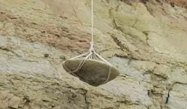 Họ cho biết: "Đây không phải là 1 tảng đá, nó được làm từ loại vật liệu mà chúng ta không thể ngờ tới. Đó chính là kim loại Vonfram, một vật liệu đang được nhiều quốc gia săn lùng."