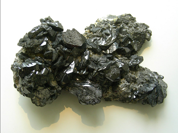 Với các ưu điểm nổi trội mà không phải loại kim loại nào cũng có được, vonfarm thường được ứng dụng vào các ngành công nghiệp đặc biệt. 80% sản lượng của vonfarm dùng để chế tạo thép hợp kim cao cấp, 15% còn lại được dùng làm thép cứng trong cơ khí chế tạo, vòi phun động cơ tên lửa và kim loại cắt gọt.