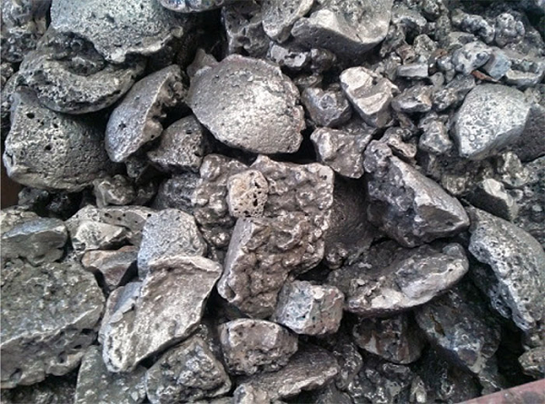 Trong các loại kim loại, Vonfram đứng đầu về độ bền kéo, nó được coi là một trong những kim loại cứng nhất mà con người biết tới. Bên cạnh đó, nó còn có nhiệt độ nóng chảy cao nhất trong các loại kim loại.