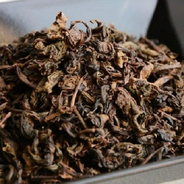 Xét về khía cạnh lịch sử hay sinh học, các chuyên gia đều thống nhất trà có nguồn gốc từ khu vực châu Á, chủ yếu là ở Tây Nam Trung Quốc và Bắc. Thời gian con người sử dụng trà chính xác từ bao giờ thì không ai biết, tuy nhiên được ước chừng là dưới triều nhà Thương (1600 TCN - 1046 TCN).