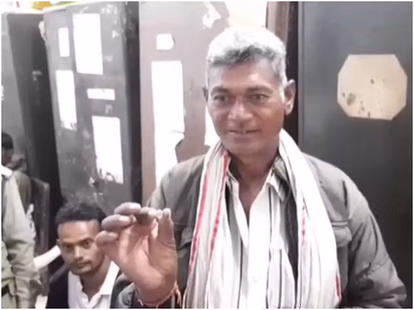 Kim cương là một khoáng chất hiếm có độ cứng rất cao tạo thành bởi carbon và được hình thành sâu trong lòng đất. Mỗi nguyên tử cacbon trong viên kim cương được bao quanh bởi bốn nguyên tử cacbon khác và kết nối với chúng bằng liên kết cộng hóa trị mạnh – loại liên kết hóa học mạnh nhất.