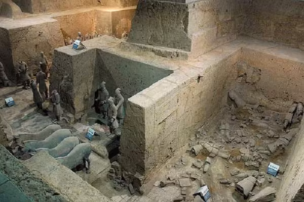 Nguồn sử liệu này cho rằng địa cung của Tần Thủy Hoàng (phần cung điện dưới lòng đất, nơi đặt quan tài và đồ tùy táng) chứa hàng tấn thủy ngân, tượng trưng cho sông hồ và biển; đỉnh mộ khảm những viên dạ minh châu như biểu tượng của mặt trời, mặt trăng và các vì sao.