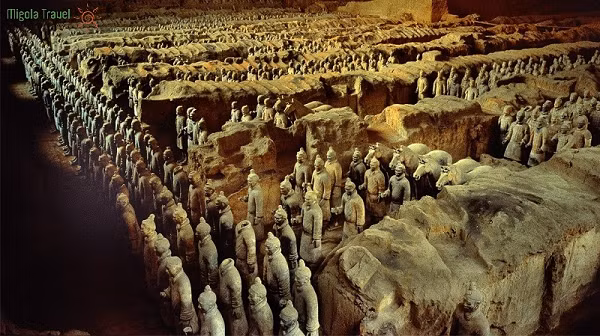 Dù vậy nó vẫn thu hút rất nhiều kẻ trộm mộ dòm ngó vì bên trong có rất nhiều châu báu. Nhưng lăng mộ của Tần Thủy Hoàng được cho là “lăng mộ chết người”. Có đến hơn 80 tên trộm đã vào và không thể ra ngoài.