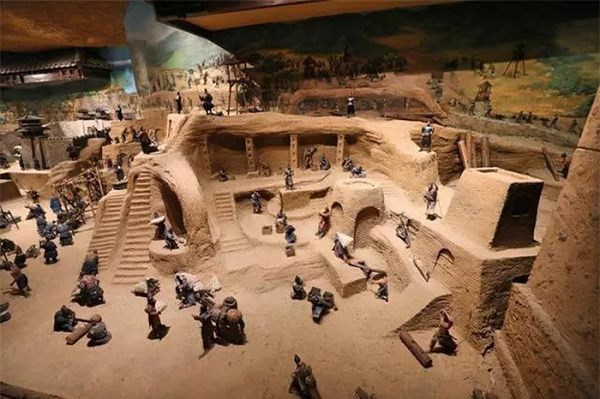 Người ta tin rằng bên trong lăng mộ Tần Thủy Hoàng có chứa những cỗ máy bắn tên tự động, ngoài ra còn chứa những bẫy không khí là chất thủy ngân cực độc.