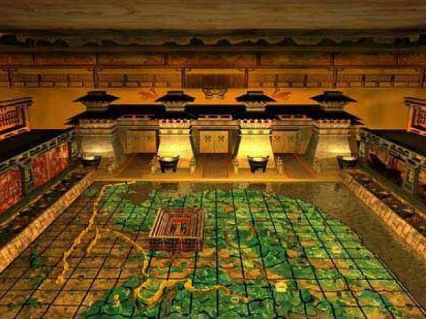 Lăng mộ ngầm của Tần Thủy Hoàng dài 260m từ Đông qua Tây và rộng 160m từ Bắc sang Nam. Tổng diện tích là 41.600 m2, đây là lăng mộ lớn nhất trong triều đại Tần và Hán, kích thước của nó tương đương với 5 sân bóng đá quốc tế.