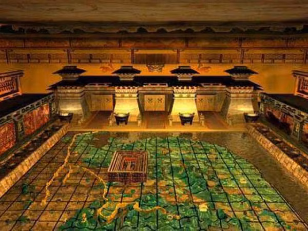 Lăng mộ ngầm của Tần Thủy Hoàng dài 260m từ Đông qua Tây và rộng 160m từ Bắc sang Nam. Tổng diện tích là 41.600 m2, đây là lăng mộ lớn nhất trong triều đại Tần và Hán, kích thước của nó tương đương với 5 sân bóng đá quốc tế.