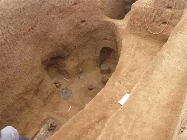 Bên cạnh đó, theo không ít giai thoại ly kỳ, mộ của hoàng đế Tần Thủy Hoàng được bao bọc bởi một dòng sông thủy ngân và hàng loạt những cái bẫy chết người.