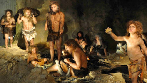 Phân tích các hóa thạch cho thấy nó đã 200.000 năm tuổi, thuộc về 3 cá thể Denisovans. Các công cụ đá họ sử dụng mang đặc điểm tương đồng với các công cụ 250.000-400.000 tuổi từng được tìm thấy ở Israel.
