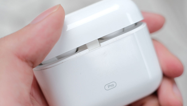 Ông Nguyễn Tử Quảng cho rằng các sản phẩm của Bkav thu hút hơn và lượng view luôn gấp vài lần các sản phẩm khác nên dù không trả tiền cho reviewer thì họ vẫn "ăn theo" và tự quảng bá cho AirB.