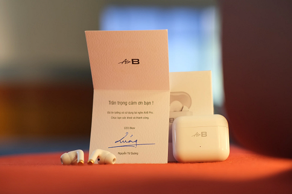 ... Một anh chàng say sưa về âm thanh tai nghe, với các biểu đồ, đặc tuyến có vẻ như chuyên môn cao, chê AirB tơi bời. Nhưng quả thực anh ta không có những kiến thức tối thiểu về tín hiệu điện tử, âm thanh."