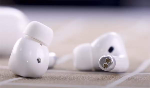 Khi mọi người tìm kiếm "Magico M9", sẽ ra một bộ loa có giá đến 17 tỷ VNĐ, được nhấn mạnh là hỗ trợ dải tần SIÊU RỘNG từ 18Hz. "Anh bạn "reviewer" nói trên nói AirB không hỗ trợ dải tần từ 5Hz nên bass kém, thì thật là không thể tin nổi", ông Nguyễn Tử Quảng cảm thán.