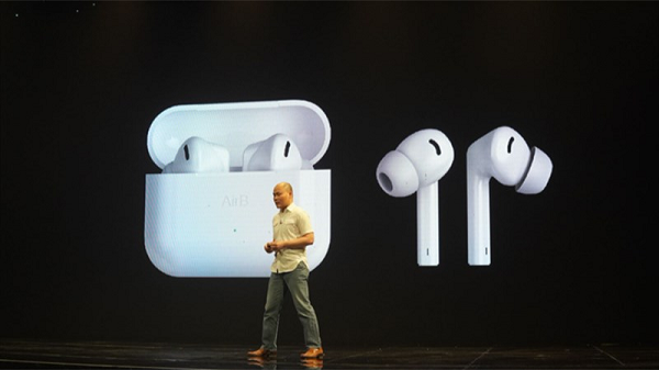 Đáp lại những nhận xét này, CEO Bkav đã bày tỏ thẳng thắn trên trang cá nhân của mình. Ông cho rằng các reviewer "không đủ trình độ chuyên môn", đánh giá sản phẩm "theo những gì nhà sản xuất đưa cho họ" và "nhận được nhiều tiền, thường xuyên thì có xu hướng nói tốt".