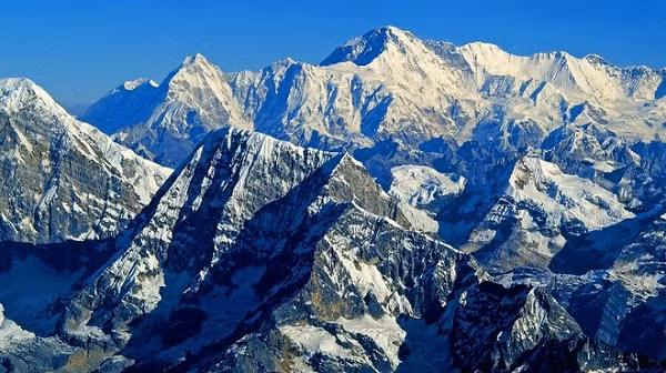 Hiện nay, quá trình này vẫn tiếp tục, ví dụ như ở dãy núi trẻ Himalaya. Sự thúc đẩy kiến tạo cách đây 50 triệu năm của dãy núi này tập trung vào trầm tích Paleoproteozoic với các tầng giàu hữu cơ nhất.