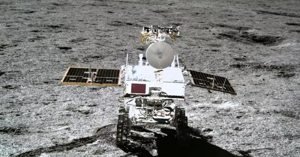 Lời lý giải thuyết phục nhất cho vật thể này có thể là một tảng đá Mặt Trăng. Khu vực mà tàu vũ trụ Trung Quốc đang thám hiểm trên Mặt trăng nổi tiếng có nhiều vết lõm từ các hố va chạm và do đó có thể có nhiều mảnh vỡ lớn từ các vụ va chạm vũ trụ.