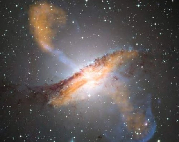 Nó quay quanh một thiên hà vệ tinh khác là Đám mây Magellan Lớn. Sự tương tác này tạo nên một "chiếc đuôi" dài gọi là dòng suối Magellanic.