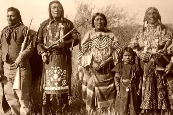 Theo một số bộ lạc bản địa ở châu Mỹ như Oneida, Wichita, Creek, tổ tiên của họ từng là thành viên của bộ tộc sống trong lòng trái đất.