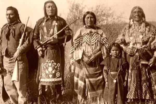 Theo một số bộ lạc bản địa ở châu Mỹ như Oneida, Wichita, Creek, tổ tiên của họ từng là thành viên của bộ tộc sống trong lòng trái đất.